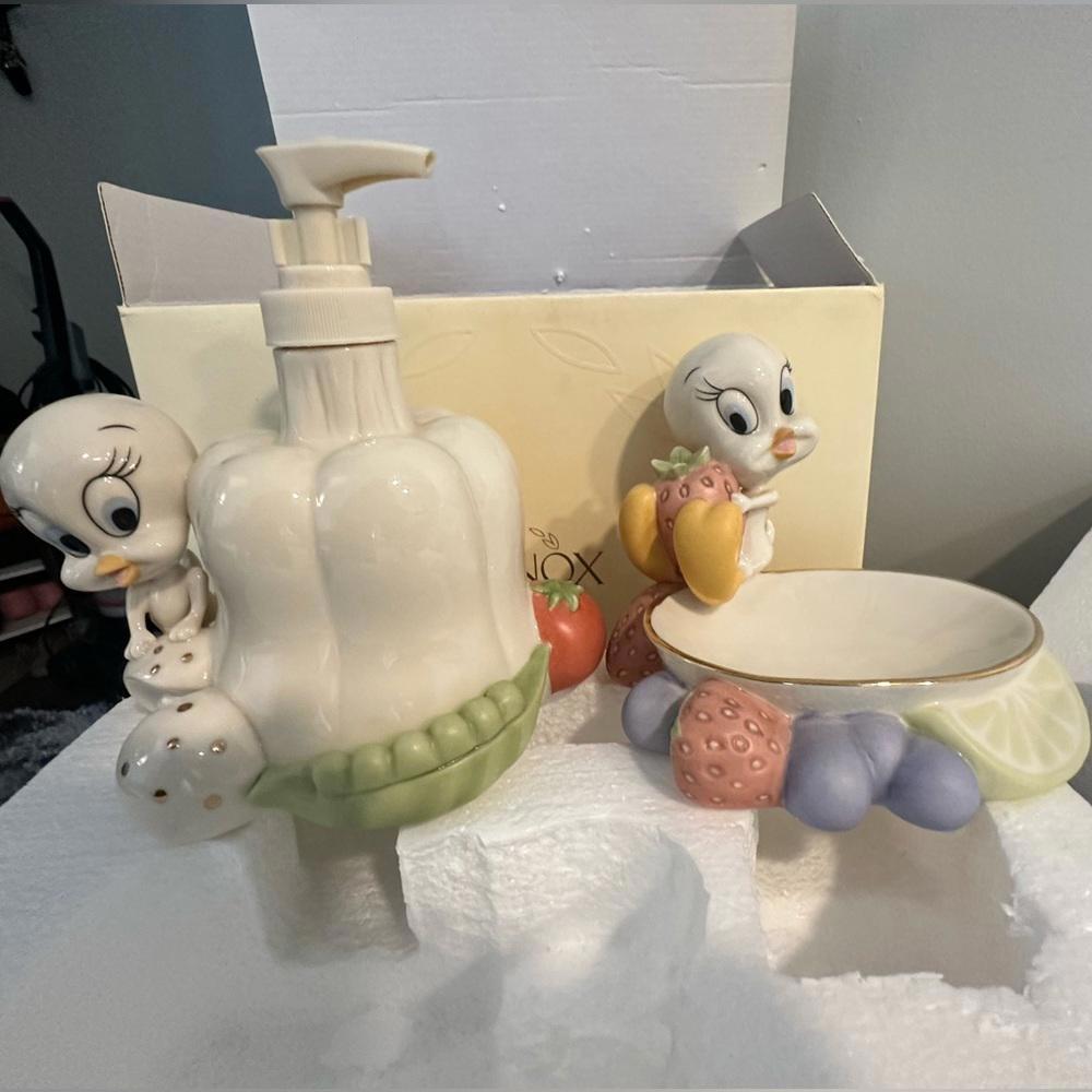 New In Box Lenox Tweety Soap Dish and Lotion Dispenser excellent looney tunes - Picture 2 of 13